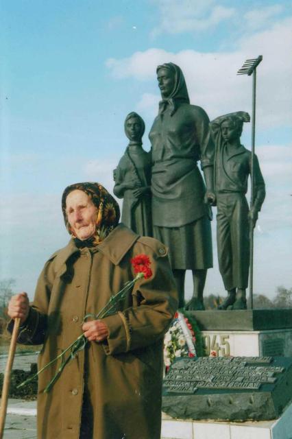 Памятник «Вдова и Мать Солдата» в с.  Бабровы дворы (скульптор Анатолий Шишков) и  Мария Фёдоровна Хорхордина (прообраз матери)